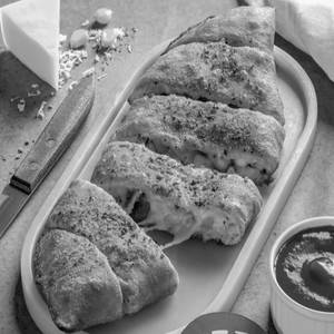 Stuffed Garlic Breadsticks With Cheese Dip