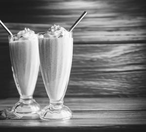 Milk shakes vanilla strawberry