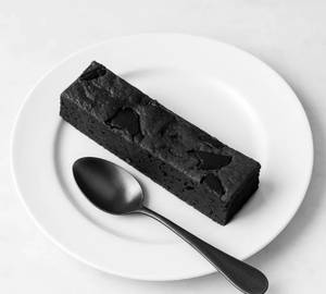 Gooey Chocolate Chip Brownie With Chocolate Sauce