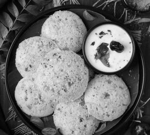 Masala rava idli with peanut chutney (8 piece)