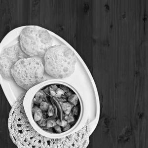 8 puri with jeera aloo [8 pieces]