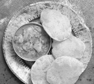 Tamatar curry with Puri [8 pieces]