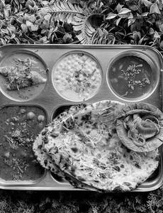 Tandoori Cheese Naan Thali (2 Pc)