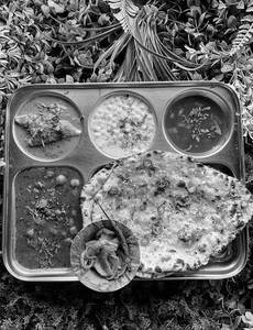 Tandoori Chilly Garlic Naan Thali (2 Pc)
