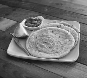 Pyaz paratha   [2  pc]