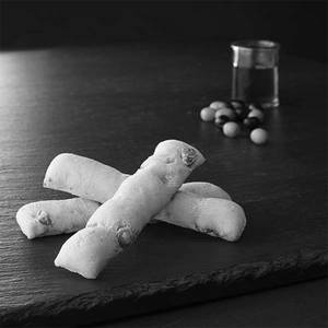 2 olive Benoiton  (Olive breadsticks)