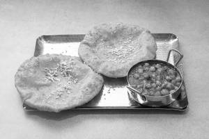 Paneer Chole Bhature [2 Bhature]