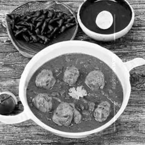 Chhloe Curry