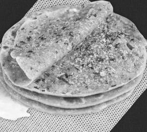 Paneer Prantha With Dahi & Chutney