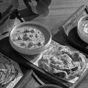 Chicken Awadhi Korma With Nool Paratha