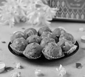 Desi Ghee Atta Ladoo With Dry .Fruit