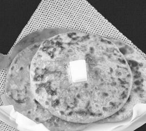 Aloo prantha with dahi & chutney