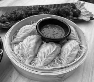 Veg Momos [8 Pieces]