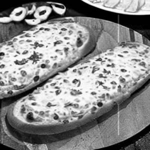 Cheese Chilli Onion Garlic Bread