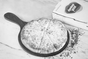 Classic cheesy pizza