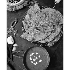 Dal Makhani With 2 Missi Roti [Serves 1]