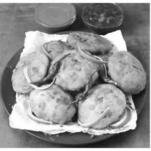 Onion Kachori [1 Piece]