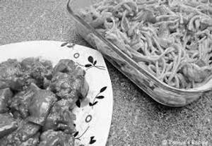 Veg noodles with chilli chicken [3 pieces]