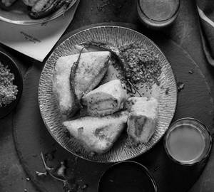 Aloo Bread Pakoda With Tea