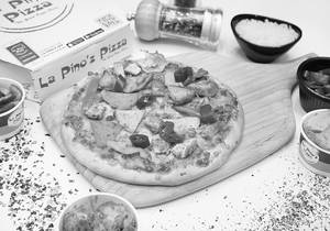 Korma Chicken Cheese Burst Pizza