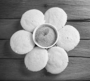 Big Idali (5 Pcs) + Sambar + 3 Chutneys