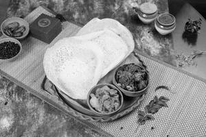 Veg Korma, Kadla Curry And Malabar Parathas (2 Pcs)