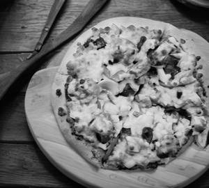 Olive and onion pizza