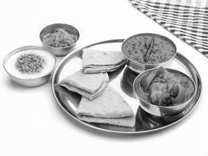 Chicken Do Pyaza & Dal Makhani With Roti Or Rice
