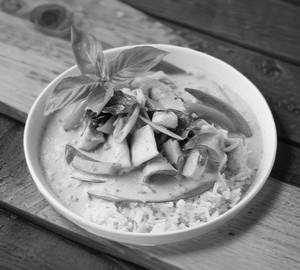 Green Curry With Rice And Salad