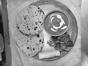 Dal Makhani With Stuffed Tandoori Kulcha