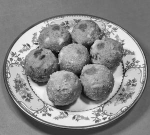 Gond Laddu