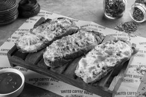 Chicken And Cheese Garlic Bread [3 Pieces]