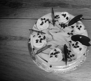 Choco mocha eggless small round cake