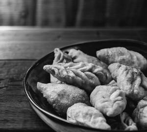 Veg Schezwan Fried Momos (6Pcs)