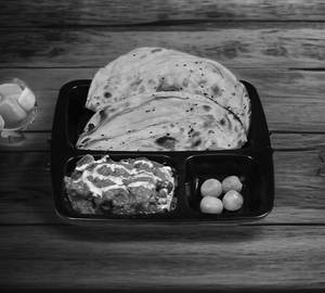 Butter Chicken & 1 Butter/Garlic Naan/Laccha Parantha (1Pcs.)