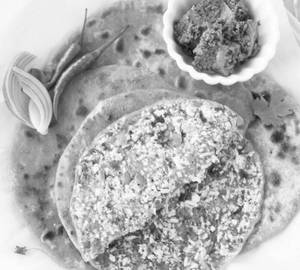 Paneer paratha served with pickle [2 pieces]