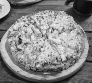 Tanduri paneer pizza