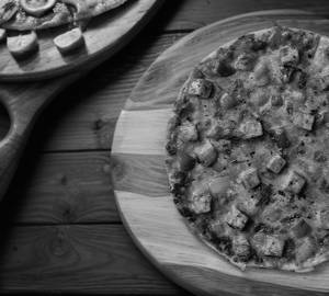 Chilli paneer pizza