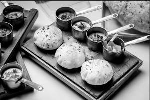 Turkish Balloon Bread (4 PIECE WITH Dip)