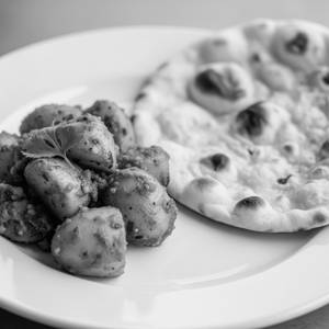 Aloo Dum Half with Plain Naan 1 pcs 