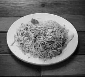 Beef garlic hakka noodles