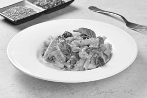 Vegetarian Pasta In Creamy Tomato Garlic Sauce