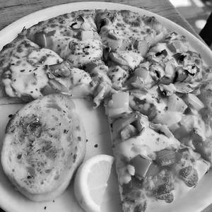 Chicken mediterranean pizza'6 inch with garlic bread 2 pcs                                                                          