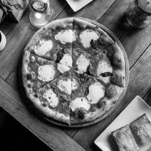 Classic margherita pizza'6 inch with garlic bread 2 pcs
