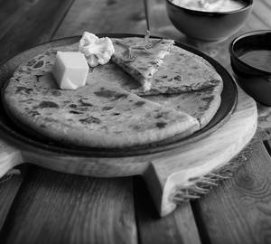 Gobi Paratha with Pickle