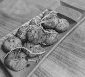 Darjeeling Delights Style Veg Fried Momos [8 Pieces]