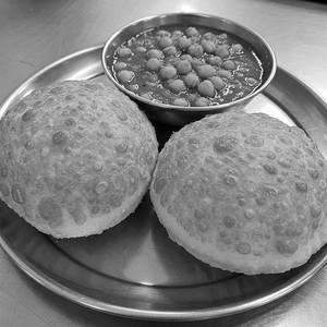 Chole Bhature (2pc)