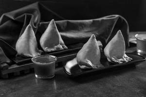 Samosa with Chutney (2 Pcs)