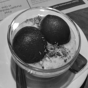 Gulab Jamun With Rabdi