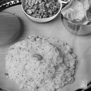 Coconut Rice 450 Ml + Veg 250 Ml + Fryums + Pickle